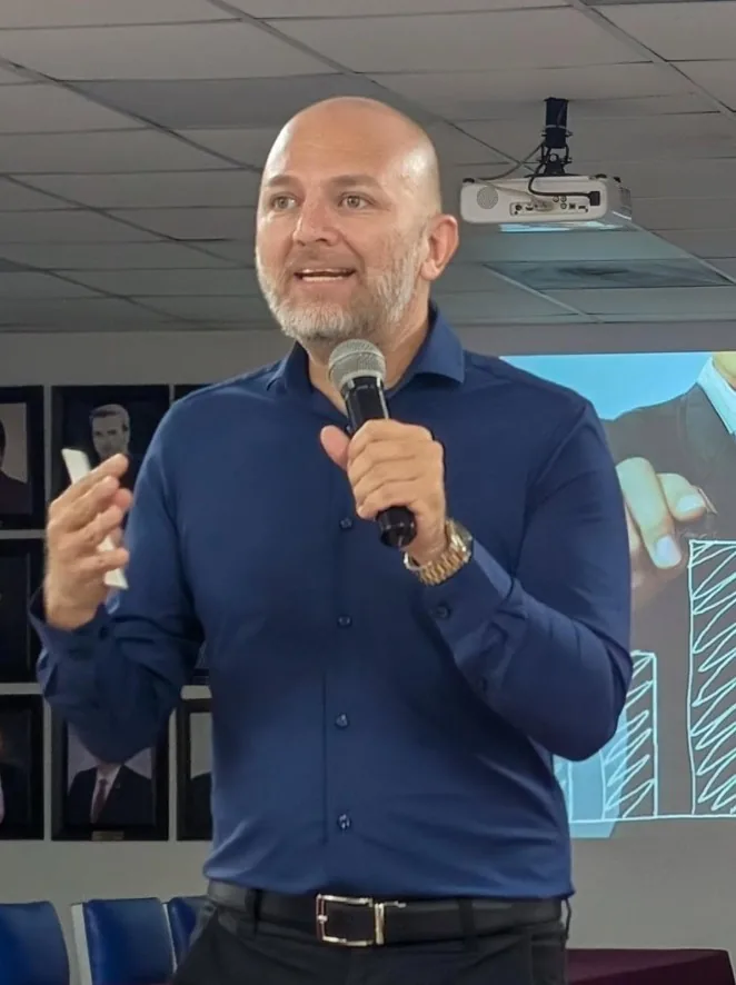 Tony Haas en conferencia