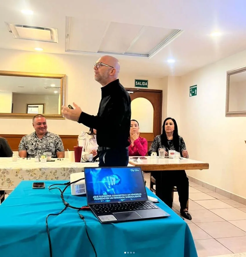 Tony Haas en conferencia