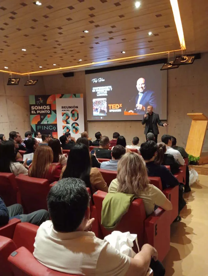 Tony Haas en conferencia